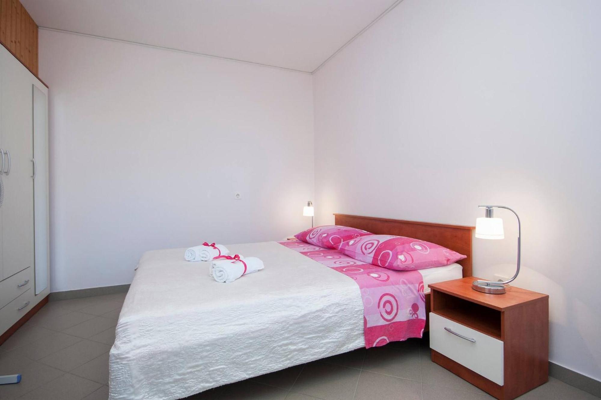 Family Apartments & Rooms Mikelin Primosten Exterior photo