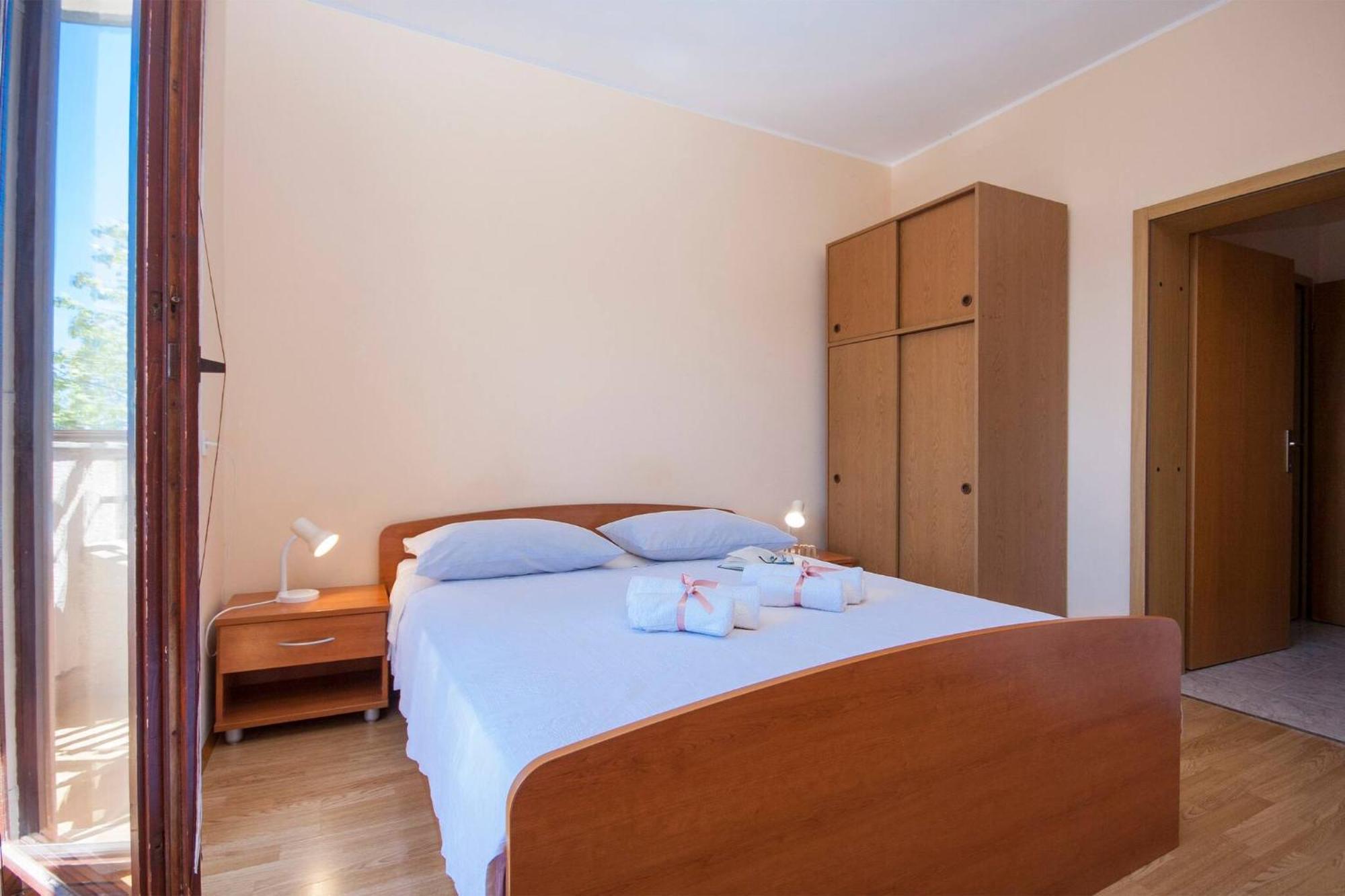 Family Apartments & Rooms Mikelin Primosten Exterior photo