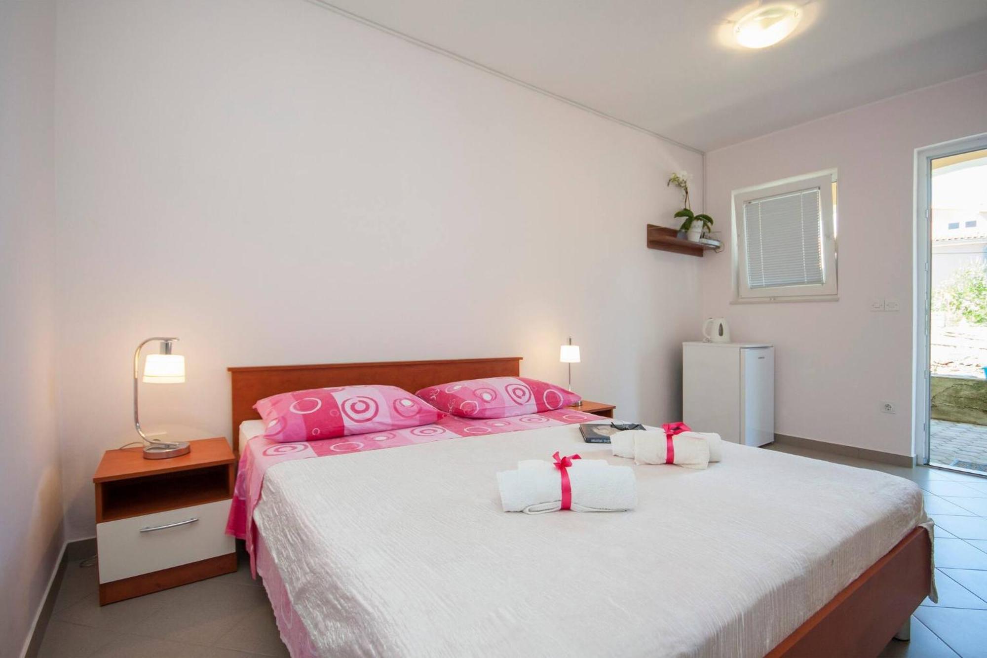 Family Apartments & Rooms Mikelin Primosten Exterior photo